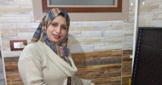فيديو وصور.. لوجين تقهر البطالة من مطبخ منزلها بالمنوفية وتوفر 8 فرص عمل لشباب