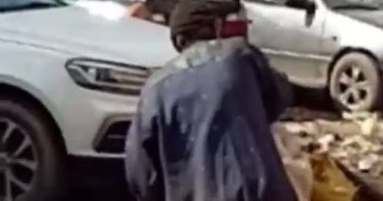 فيديو.. عامل نظافة يفرغ القمامة بأرض فضاء فى ميدان سرور بدمياط