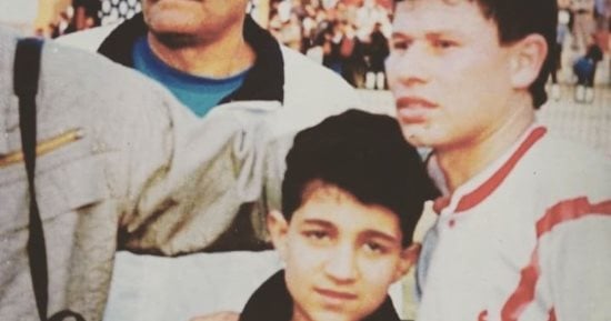 شاهد .. أحمد مرتضى فى الطفولة  بين أحضان رضا عبد العال 