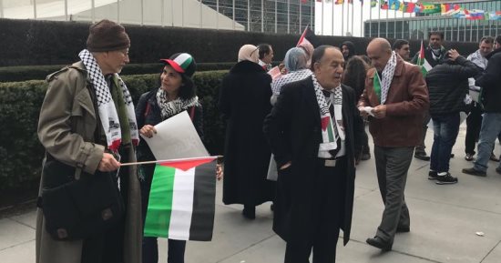 صور.. وقفة تأييد بأعلام فلسطين فى نيويورك لرفض قرار ترامب حول القدس