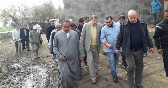 إقامة منفذ لبيع السلع ونقل محولات المياه من أسفل كابلات الضغط العالى بكفر الشيخ