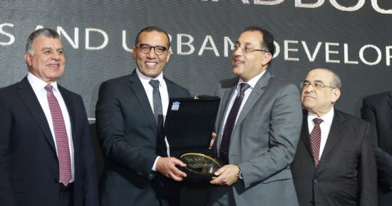 وزير الإسكان يهنئ "بيزنيس توداى" بحفل تكريم الشخصيات الأكثر تأثيرا فى الاقتصاد