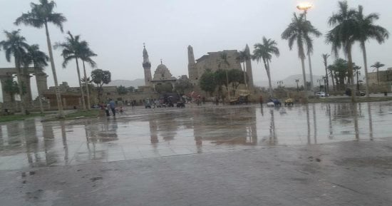 صور.. هطول أمطار على مدينة الأقصر.. والمحافظة ترفع حالة الطوارئ