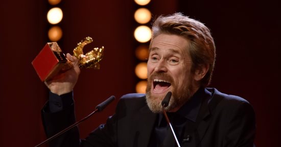 صور.. الأمريكى ويليم دافو يحصل على جائزة الدب الذهبى فى مهرجان برلين