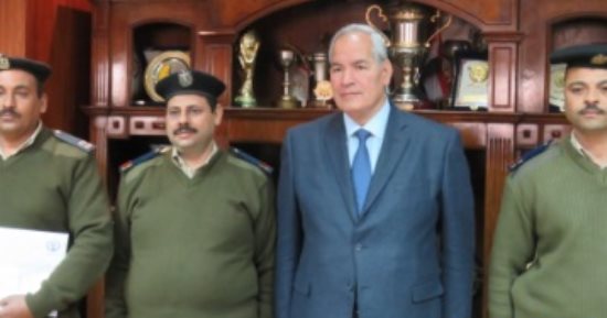 مدير أمن أسيوط يكرم أمناء الشرطة بعد إنقاذهم طفلا قبل سقوطه من شرفة منزله