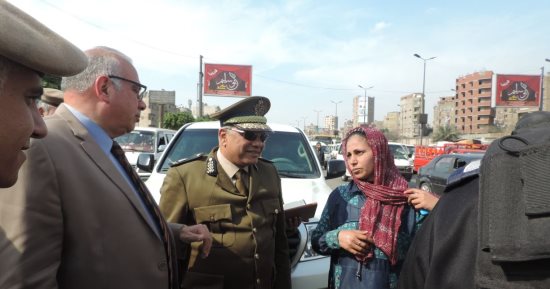 صور.. مدير أمن القليوبية يعيد حافظة نقود لربة منزل فقدتها فى سيارة أجرة