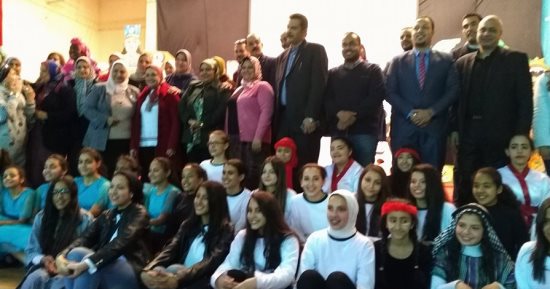 صور.. كلية النصر للبنات بالإسكندرية تواجه الإرهاب بمسرحية "عبر الجسور"