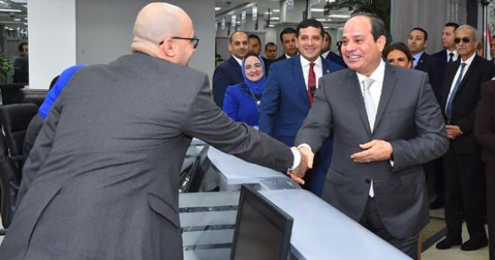 الرئيس السيسي مطمئنا المستثمرين: "محدش يقدر يمس حد إلا فى إطار القانون" (صور)