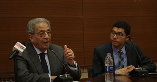 عمرو موسى لطلاب الجامعة الأمريكية: عدو مصر برأسين "الفقر والبيروقراطية" (صور)