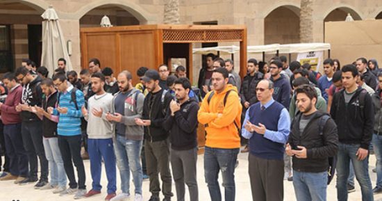 طلاب الجامعة الأمريكية يؤدون صلاة الغائب على روح زميلهم غريق حمام السباحة (فيديو وصور)