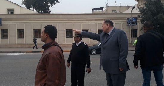 صور.. مدير أمن الجيزة يشرف على حملة لتسيير الحركة المرورية بميدان النهضة