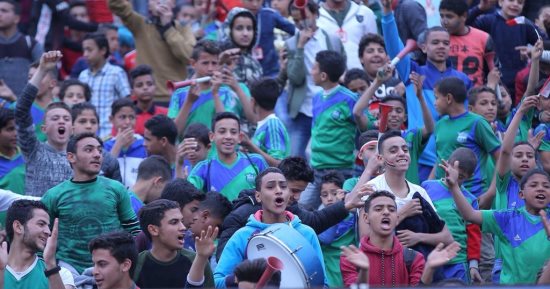صور.. جمهور المقاصة فى مدرجات ستاد القاهرة بأعلام مصر