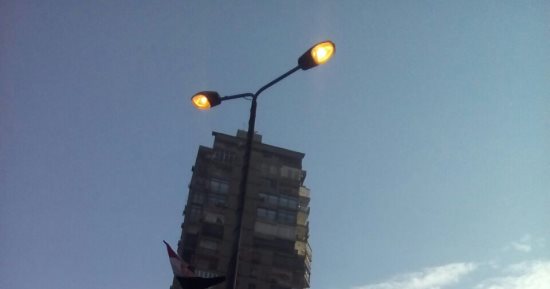 امسك مخالفة.. أعمدة الإنارة مضاءة نهارا فى شارع التحرير
