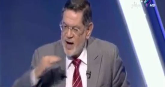 ثروت الخرباوى منفعلا: "أنا مش إخوانى سابق.. كانت فترة واتمحت من حياتى" (فيديو)