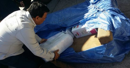 صور .. جمارك نويبع تضبط محاولة تهريب كمية من الهواتف المحمولة والعطور