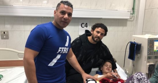 صور.. حسام غالى يحقق أمنية طفل ويزوره بمستشفى أبو الريش ويهديه قميص الأهلى