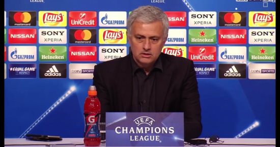 فيديو.. مورينيو يحتضن المراسل بعد التعادل مع أشبيلية لعدم سؤاله عن بوجبا