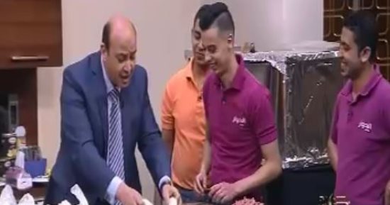 شاهد عمرو أديب يصنع "فطيرة شرقى" على الهواء مباشرة