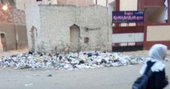 صور.. القمامة تحتل بوابة مدرسة محمود خاطر فى عين شمس