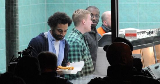 شاهد.. محمد صلاح فى "وصلة هزار" مع بائعى الأسماك بأحد مطاعم ليفربول