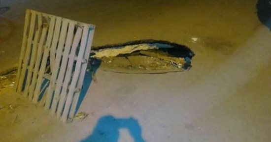هبوط أرضى بطريق القطامية العين السخنة بسبب تسرب مياه و المرور ينشر خدماته