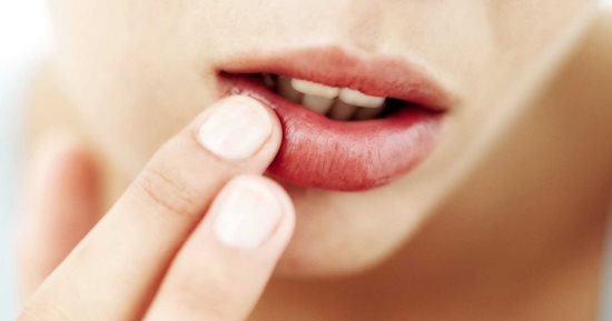 7 حاجات مهم تعملها لو عندك تقرحات بالفم.. هتخفف الوجع 