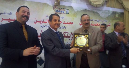 سكرتير عام بنى سويف يسلم 13 طالبا جوائز مسابقة "بن الهيثم للابتكارات" 