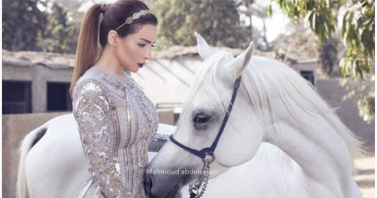 بعد بوكيه الورد وشجرة الكريسماس.. تعرفى على إطلالة مى عز الدين مع الحصان