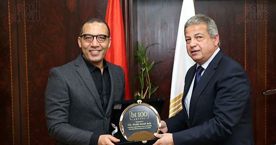 وزير الشباب والرياضة ينشر صورة تكريم اليوم السابع له ويعلق: تحيا مصر