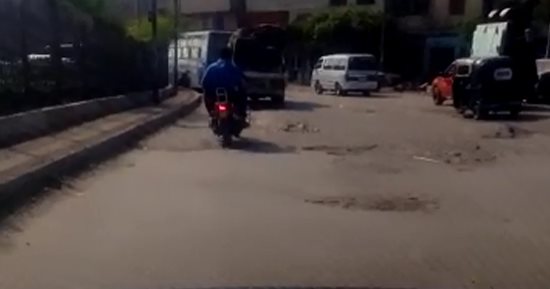 فيديو.. قارئ يشتكى من كثرة الحفر أعلى كوبرى الأميرية