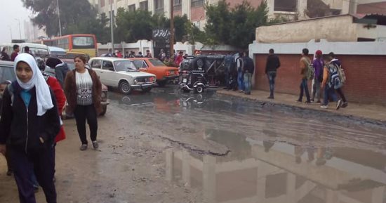 صور.. غرق شارعى مجمع المدارس والرأس السوداء بالإسكندرية بمياه الصرف الصحى