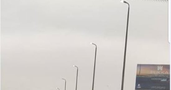 قارئ يرصد أعمدة إنارة مضاءة نهارا أعلى كوبرى 6 أكتوبر اتجاه مصر الجديدة