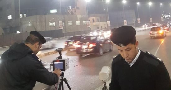 رادار المرور يلتقط 1550 سيارة تسير بسرعات جنونية على الطرق السريعة
