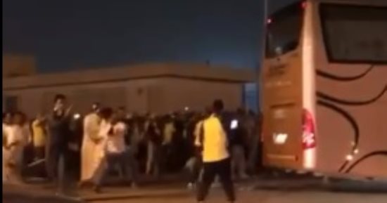 فيديو.. جماهير النصر السعودى تهاجم حافلة الفريق بعد وداع الكأس 