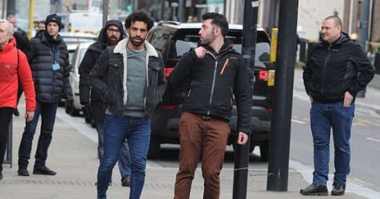 محمد صلاح يستمتع بعطلة قصيرة فى شوارع ليفربول.. صور