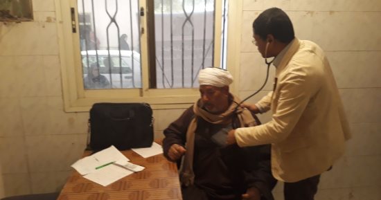 صور .. إجراء الكشف الطبى على 850 حالة بجميع التخصصات بأبوتشت
