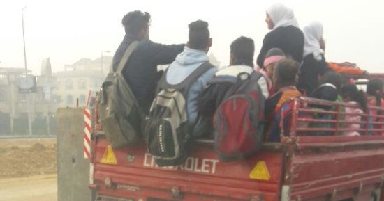صور.. سيارة ربع نقل تنقل طلاب فى شارع التسعين بالتجمع الخامس