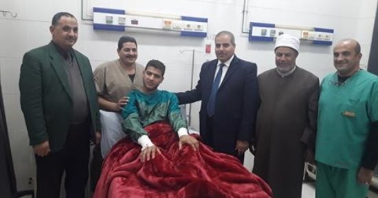 رئيس جامعة الأزهر يطمئن على صحة الطلاب بمستشفى الطلبة الجامعى