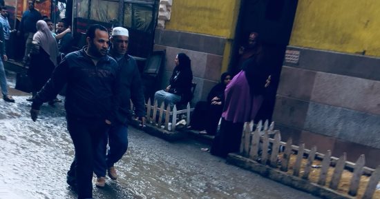 انتشال جثة سيدة عجوز من أنقاض عقار منشأة ناصر المنهار 