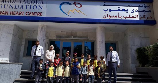 صور.. تلاميذ مدرسة أسوان الجديدة يقدمون الهدايا للأطفال بمركز مجدى يعقوب