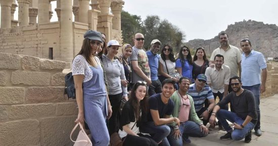 صور.. الفنان الأمريكى دانى جلوفر يزور معبد فيلة بأسوان
