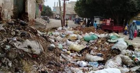 صور.. تلال القمامة تكسو شارع المعابدة بأسيوط والأهالى يستغيثون