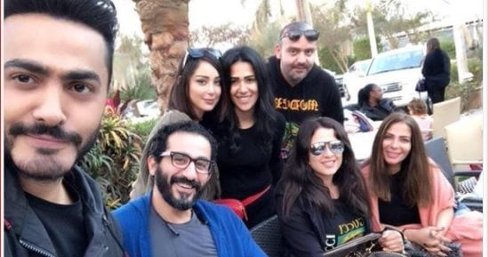  تامر حسنى ينشر صورة مع أحمد حلمى ومنى زكى وياسمين عبد العزيز.. ويعلق يوم عائلى