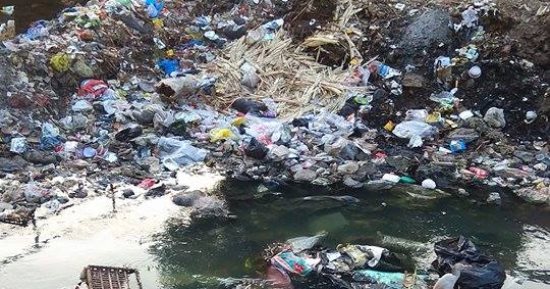 صور.. المخلفات تنتشر داخل ترعة سرياقوس فى القليوبية