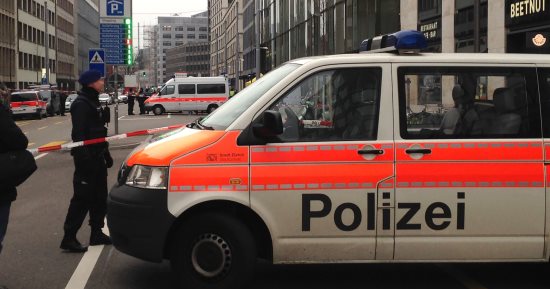 صور.. إجراءات أمنية مشددة بعد مقتل شخصين فى حادث إطلاق نار بسويسرا