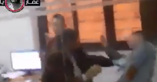 بالفيديو .. صفحة تنشر تعدى موظف على مواطن بالضرب المبرح