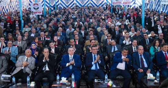 صور.. مئات المواطنين يرفعون صور الرئيس السيسي و"علم مصر" فى مؤتمر حزب الحرية