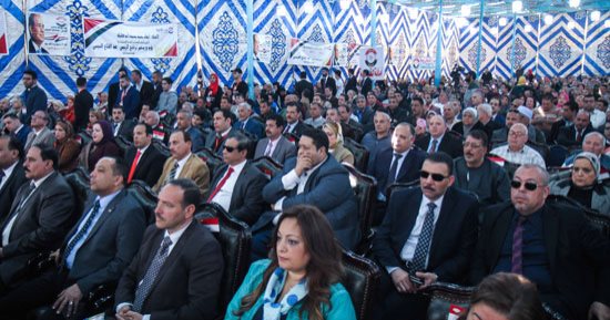 مواطنون يرفعون صور السيسي وعلم مصر بمؤتمر حزب الحرية لدعم الرئيس