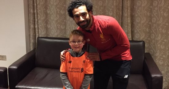 محمد صلاح يحقق أمنية طفل إنجليزى ويهديه قميص ليفربول