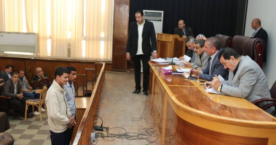 محافظ كفر الشيخ يختبر كفيفا طلب فرصة عمل فى القرآن ويمنحه 5 آلاف جنيه